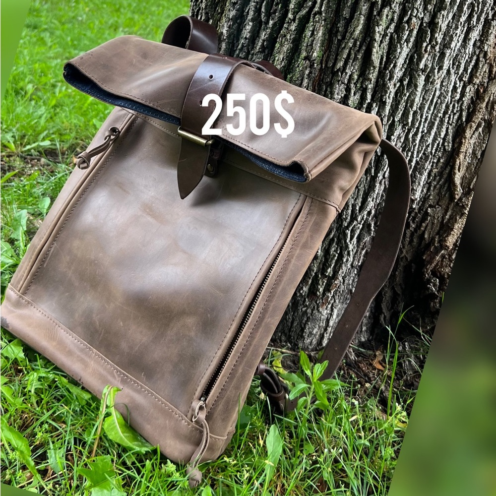 Leather backpack for sale, new. You can put a laptop and many other things.